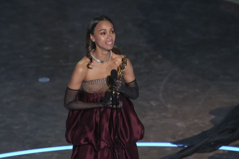 미국 배우 조이 살다나(47)가 3월 2일(현지시간) 미국 로스앤젤레스 돌비극장에서 열린 제97회 아카데미상 시상식에서 프랑스 영화 ‘에밀리아 페레즈’로 여우조연상을 수상했다. 그는 성전환 수술로 새 삶을 도모하는 멕시코 마약조직 두목을 돕는 변호사 리타를 연기했다. 이날 그는 “저는 이민자 부모의 자랑스러운 자녀”라면서 “아카데미상을 받는 최초의 도미니카 출신 미국인 배우지만 제가 마지막이 아니라는 걸 알고 그러길 바란다”라고 말했다. 이에 도널드 트럼프 미국 대통령의 반이민 정책을 겨냥했다는 분석이 나왔다. LA(미국)/AP뉴시스