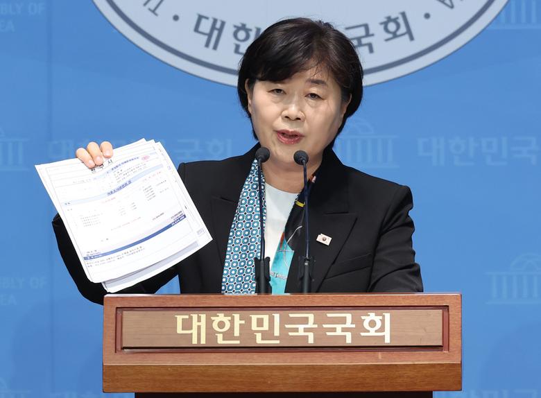14일 서울 여의도 국회 소통관에서 열린 더불어민주당 명태균 게이트 진상조사단 기자회견에서 서영교 단장이 발언하고 있다.
