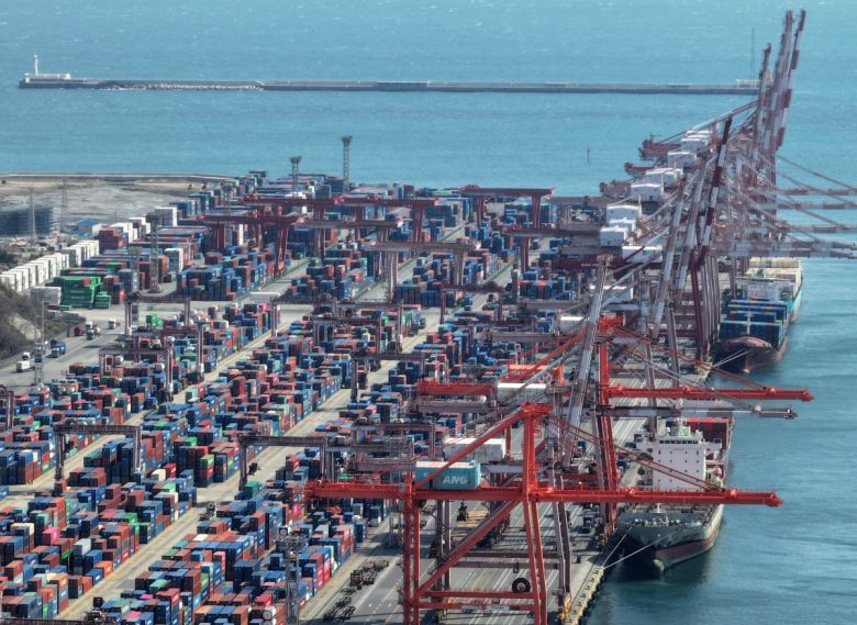 3일 오후 부산항 부두에 컨테이너가 쌓여 있다. 미국 정부가 2일(현지시간) 한국에서 생산돼 미국으로 수입되는 모든 제품에 25%의 상호관세를 부과한다고 공식 발표했다. 한국은 미국의 상호 관세 부과로 한미 자유무역협정(FTA)이 사실상 백지화 되면서 미국과 새로운 통상 협정을 체결해야 되는 상황에 놓이게 됐다.