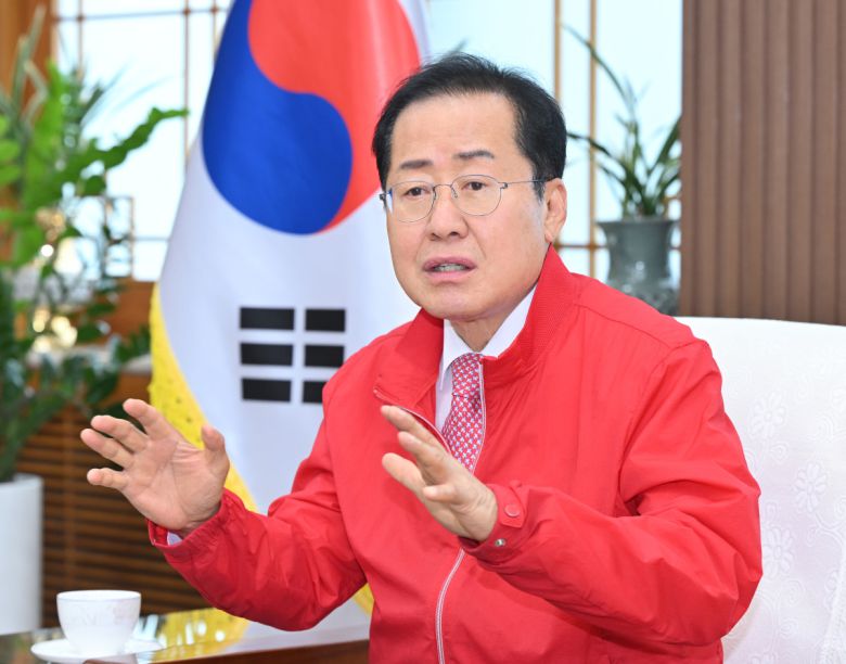 홍준표 대구시장이 민선 8기 취임 2주년을 맞아 인터뷰를 갖고 그동안의 성과와 향후 계획을 설명하고 있다.2024.6.27.[대구시 제공.