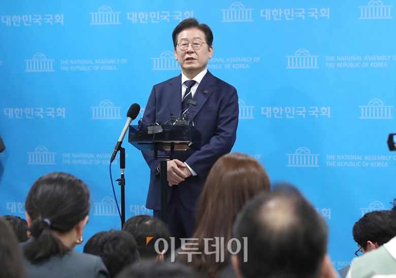 대선 출마를 선언한 이재명 더불어민주당 전 대표가 11일 서울 여의도 국회 소통관에서 비전 및 캠프 인선 발표를 마치고 기자들의 질문에 답하고 있다. 고이란 기자 photoeran@