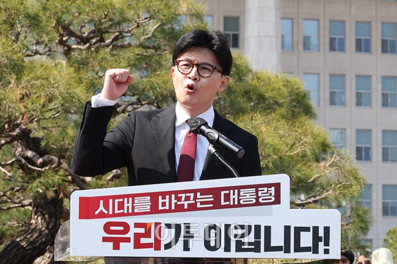 한동훈 전 국민의힘 대표가 10일 서울 여의도 국회 분수대 앞에서 대선 출마 선언을 하고 있다. 고이란 기자 photoeran@
