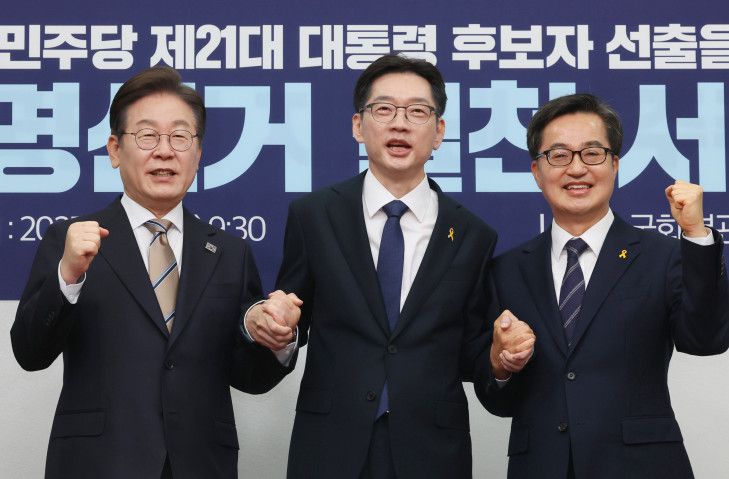 더불어민주당 대선후보 경선 주자인 이재명 전 대표(왼쪽부터), 김경수 전 경남지사, 김동연 경기지사가 16일 서울 여의도 국회에서 열린 공명선거 실천 서약식에서 서약문에 서명한 뒤 기념 촬영하고 있다. 2025.4.16.
