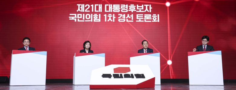 20일 서울 강서구 ASSA아트홀에서 열린 국민의힘 제21대 대통령 후보자 1차 경선 조별 토론회에서 B조 후보들이 토론을 준비하고 있다. 왼쪽부터 이철우·나경원·홍준표·한동훈 후보. 국회사진취재단