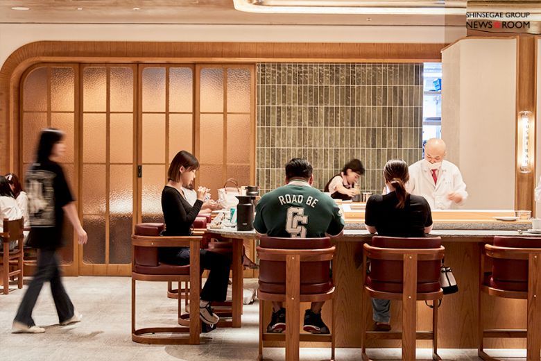 신세계백화점 강남점 '하우스 오브 신세계'에서 식사하는 고객들.
