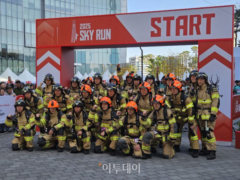 ‘2025 롯데월드타워 스카이런’에 참가한 소방관들