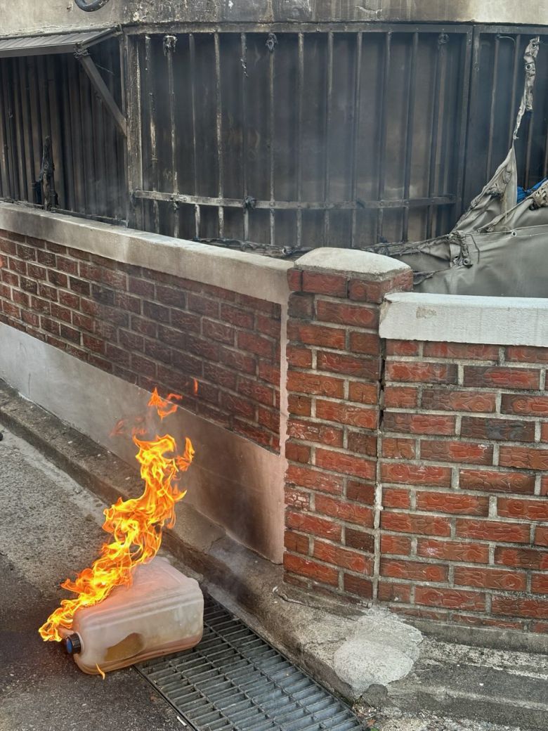 21일 서울 관악구 봉천동 한 빌라 인근에서 휘발유통이 불타고 있다.