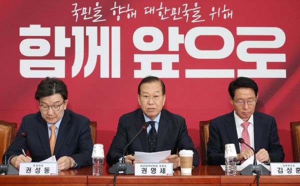 국민의힘 권영세 비상대책위원장(가운데)이 21일 국회에서 열린 비상대책위원 회의에서 발언하고 있다. 2025.4.21