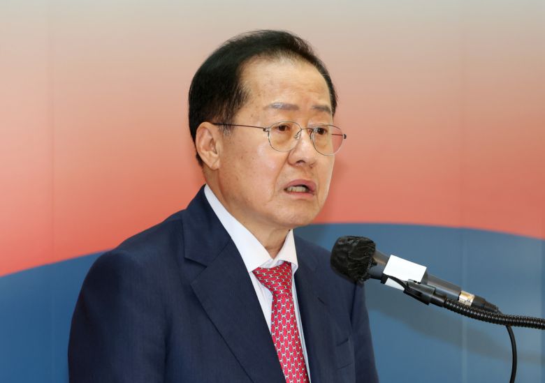 홍준표 국민의힘 경선 후보가 21일 서울 여의도 캠프 사무실에서 복지 관련 공약 발표를 하고 있다.