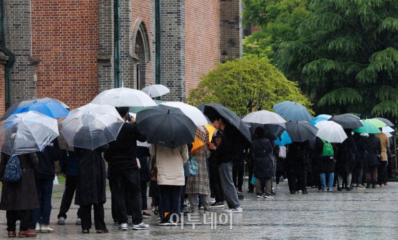 제266대 교황인 프란치스코 교황이 선종한 가운데 22일 서울 중구 서울대교구 주교좌 명동대성당에서 조문객들이 추모를 위해 길게 줄을 서서 대기하고 있다. 사진공동취재단