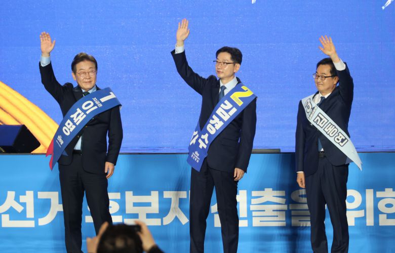 더불어민주당 대선 경선 후보들이 19일 오후 충북 청주체육관에서 열린 '제21대 대통령선거 후보자 선출을 위한 충청권 합동연설회'에 참석해 있다. 왼쪽부터 이재명, 김경수, 김동연 후보.