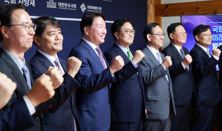 우원식 국회의장(왼쪽에서 네번째)이 22일 서울 여의도 국회 사랑재에서 열린 국회 싱크탱크 미래산업포럼 발족식에서 주호영 국회 부의장(왼쪽에서 다섯번째), 최태원 대한상의 회장(왼쪽에서 세번째) 등 참석자들과 기념촬영 하고 있다.