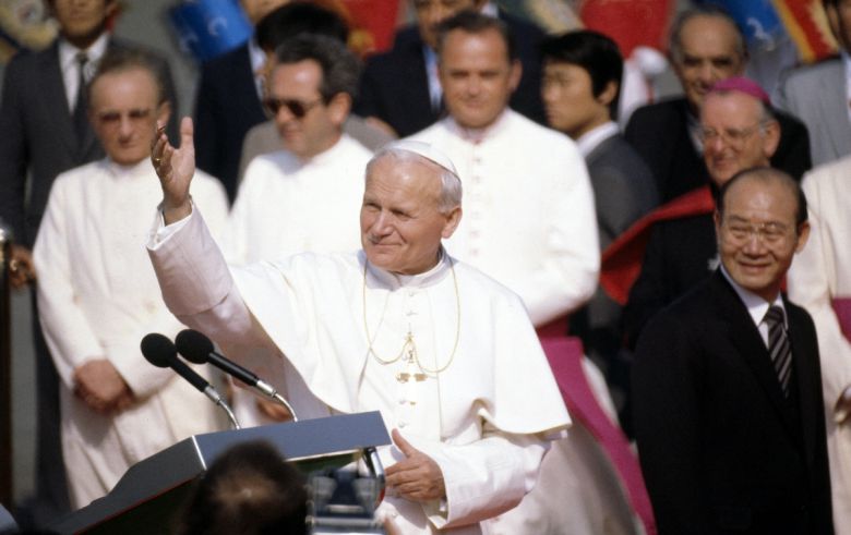 프란치스코 교황이 방한한 2014년 8월 14일 국가기록원이 역대 교황방문 관련사진을 공개했다. 1984년 요한 바오로 2세가 방한, 김포공항에 도착해 손을 흔들고 있다.