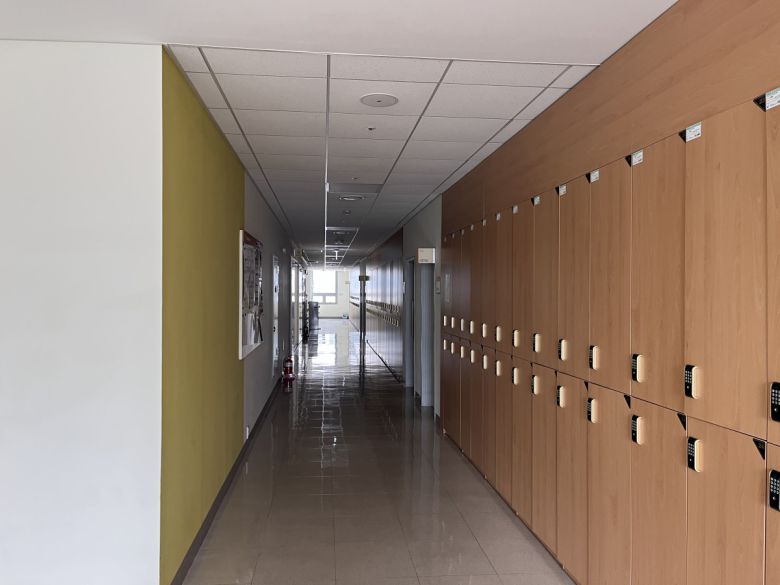 18일 인천 소재 가천대 의대 건물 3층의 복도 불이 꺼져 있다.