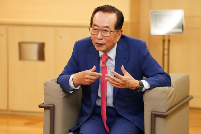 김재철 동원그룹 명예회장이 23일 서울 강남 교보타워에서 열린 출간 기념 강연회 직후 기자들과 만나 대화를 나누고 있다.