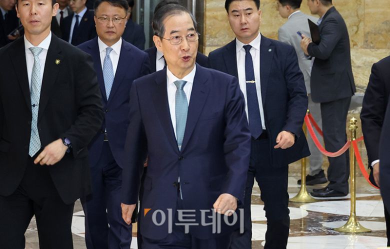 한덕수 대통령 권한대행 국무총리가 24일 서울 여의도 국회 본회의에서 추가경정예산안 시정연설을 마치고 퇴장하며 취재진을 향해 "수고하셨다"고 말하고 있다. 고이란 기자 photoeran@