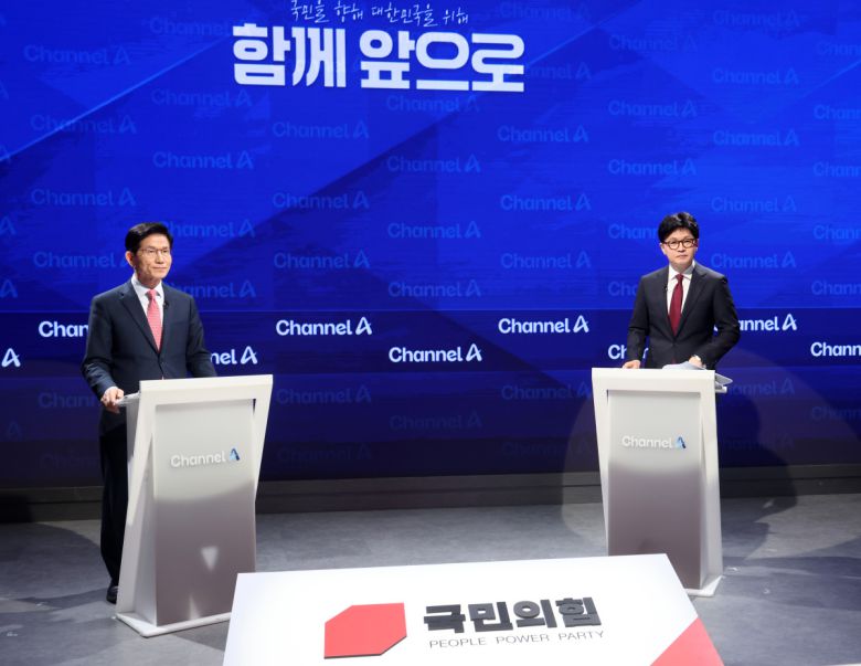 제21대 대통령 선거 국민의힘 2차 경선 진출자인 김문수(왼쪽), 한동훈 후보가 24일 서울 종로구 동아미디어센터 채널A 오픈스튜디오에서 열린 2차 경선토론회 1:1 맞수 토론에 앞서 정면을 응시하고 있다.