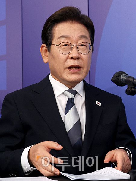 더불어민주당 제21대 대통령선거 경선에 나선 이재명 예비후보가 23일 서울 여의도 오마이TV 스튜디오에서 열린 토론회에서 발언을 하고 있다. 국회사진취재단