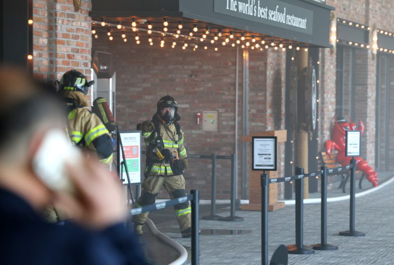 25일 서울 강남구 코엑스 내 입점한 식당에서 화재가 발생해 소방대원들이 진화 작업에 나서고 있다.