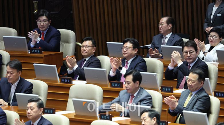 권영세 국민의힘 비대위원장과 권성동 원내대표를 비롯한 여당 의원들이 24일 서울 여의도 국회 본회의에서 한덕수 대통령 권한대행 국무총리의 추가경정예산안 시정연설을 들으며 박수치고 있다. 고이란 기자 photoeran@