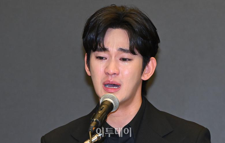 배우 김수현이 31일 서울 마포구 스탠포드 호텔에서 열린 미성년자였던 배우 고(故) 김새론과의 교제 의혹 관련 기자회견에서 입장을 밝히고 있다. 조현호 기자 hyunho@