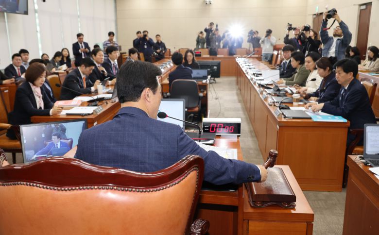 8일 오전 서울 여의도 국회에서 열린 연금개혁특별위원회 전체회의에서 윤영석 위원장이 의사봉을 두드리고 있다.