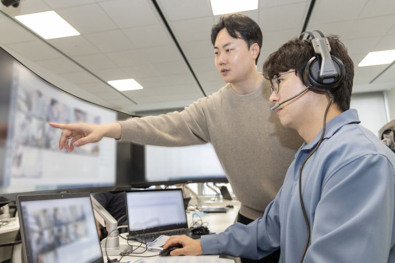 4월 19일 삼성전자 인재개발원(경기도 용인)에서 삼성전자 감독관이 삼성직무적성검사 응시자를 대상으로 예비 소집을 진행하는 모습