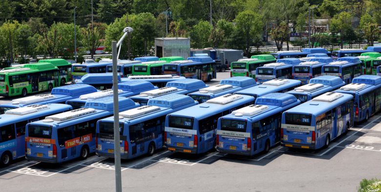 서울 시내버스 노사의 올해 임금·단체협상 교섭이 난항을 겪으면서 노조가 파업 돌입을 위한 쟁의행위 절차에 들어갔다. 28일 서울의 한 차고지에 시내버스가 주차돼 있다. 서울시버스노동조합은 이날 전체 조합원을 대상으로 쟁의 행위 찬반 투표를 진행한다. 투표에서 쟁의행위 안건이 가결되고 2차 조정일인 29일 자정까지 합의가 이뤄지지 않으면, 노조는 30일부터 준법 투쟁(태업)이나 파업에 나설 수 있다. 파업이 현실화할 경우 지난해에 이어 2년 연속 파업이다. 신태현 기자 holjjak@