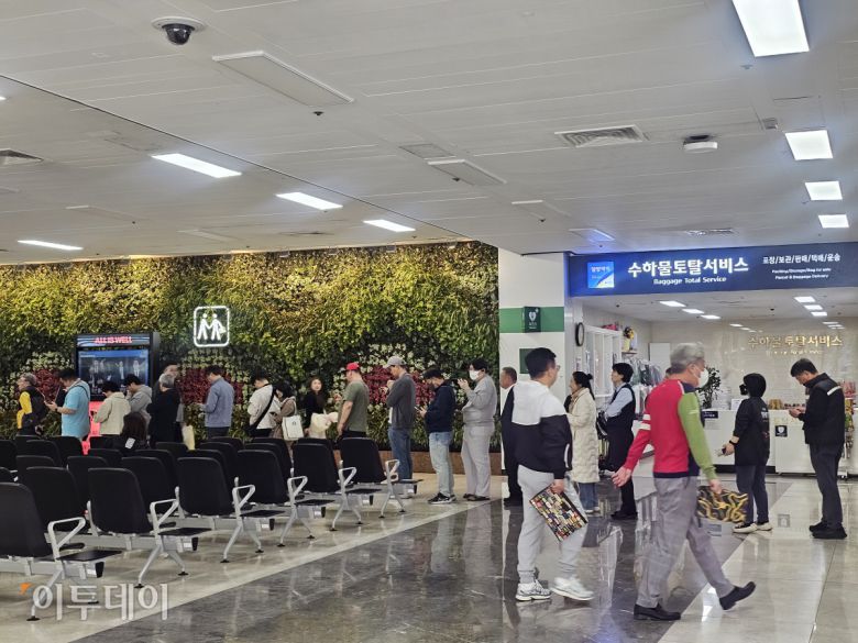 28일 오전, 서울 강서구 김포국제공항. 유심 무료 교체 서비스를 받으려는 이용자 100여 명이 창구 뒷 쪽까지 긴 대기줄을 이뤘다.