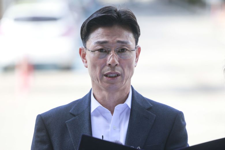 임성근 전 해병대 1사단장이  해병대 채 상병 순직 사건에 대한 외압 의혹 수사관련 포렌식 참관을 위해 23일 경기 과천시 고위공직자범죄수사처(공수처)로 출석하기에 앞서 취재진 앞에서 입장을 밝히고 있다.