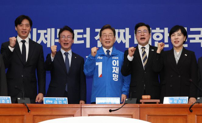 더불어민주당 이재명 대선 후보와 박찬대 당대표 직무대행 겸 원내대표, 최고위원들이 28일 서울 여의도 국회에서 열린 최고위원회의에서 파이팅을 외치고 있다. 2025.4.28.