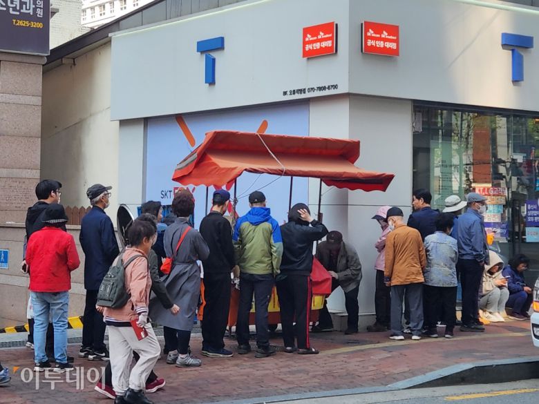 28일 오전 서울 구로구 SKT 대리점. 유심을 바꾸려는 이용자들로 북적이고 있다.