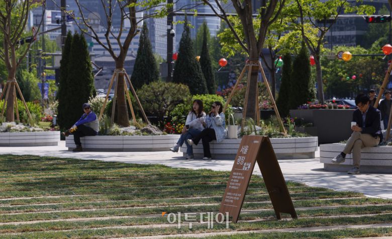 28일 21년 만에 새 단장한 서울 중구 서울광장을 찾은 시민들이 휴식을 취하고 있다. 이날 서울시는 숲과 정원의 개념을 더해 문화·예술·여가·자연을 동시에 즐길 수 있는 새로운 서울광장을 1차 공개했다. 조현호 기자 hyunho@