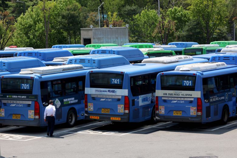 서울 시내버스 노사의 올해 임금·단체협상 교섭이 난항을 겪으면서 노조가 파업 돌입을 위한 쟁의행위 절차에 들어갔다. 28일 서울의 한 차고지에 시내버스가 주차돼 있다. 서울시버스노동조합은 이날 전체 조합원을 대상으로 쟁의 행위 찬반 투표를 진행한다. 투표에서 쟁의행위 안건이 가결되고 2차 조정일인 29일 자정까지 합의가 이뤄지지 않으면, 노조는 30일부터 준법 투쟁(태업)이나 파업에 나설 수 있다. 파업이 현실화할 경우 지난해에 이어 2년 연속 파업이다. 신태현 기자 holjjak@