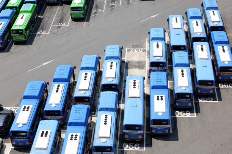 서울 시내버스 노사의 올해 임금·단체협상 교섭이 난항을 겪으면서 노조가 파업 돌입을 위한 쟁의행위 절차에 들어갔다. 28일 서울의 한 차고지에 시내버스가 주차돼 있다. 서울시버스노동조합은 이날 전체 조합원을 대상으로 쟁의 행위 찬반 투표를 진행한다. 투표에서 쟁의행위 안건이 가결되고 2차 조정일인 29일 자정까지 합의가 이뤄지지 않으면, 노조는 30일부터 준법 투쟁(태업)이나 파업에 나설 수 있다. 파업이 현실화할 경우 지난해에 이어 2년 연속 파업이다. 신태현 기자 holjjak@