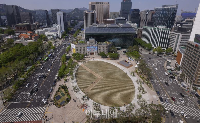 28일 21년 만에 새 단장한 서울 중구 서울광장 모습. 이날 서울시는 숲과 정원의 개념을 더해 문화·예술·여가·자연을 동시에 즐길 수 있는 새로운 서울광장을 1차 공개했다. 조현호 기자 hyunho@