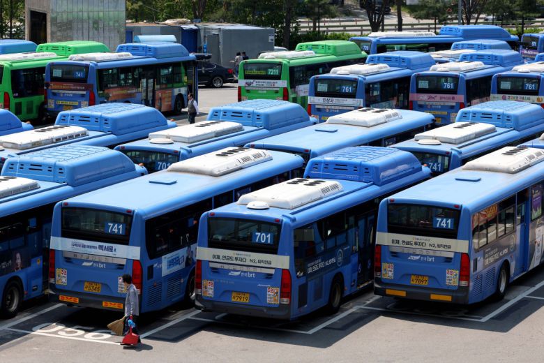 서울 시내버스 노사의 올해 임금·단체협상 교섭이 난항을 겪으면서 노조가 파업 돌입을 위한 쟁의행위 절차에 들어갔다. 28일 서울의 한 차고지에 시내버스가 주차돼 있다. 서울시버스노동조합은 이날 전체 조합원을 대상으로 쟁의 행위 찬반 투표를 진행한다. 투표에서 쟁의행위 안건이 가결되고 2차 조정일인 29일 자정까지 합의가 이뤄지지 않으면, 노조는 30일부터 준법 투쟁(태업)이나 파업에 나설 수 있다. 파업이 현실화할 경우 지난해에 이어 2년 연속 파업이다. 신태현 기자 holjjak@