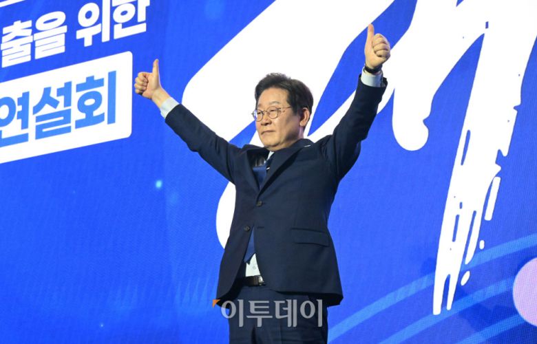 이재명 더불어민주당 대통령 후보가 27일 경기 고양시 킨텍스에서 열린 수도권·강원·제주 합동연설회에서 후보를 확정한 뒤 손을 들어 인사하고 있다. 사진=고이란 기자 photoeran@