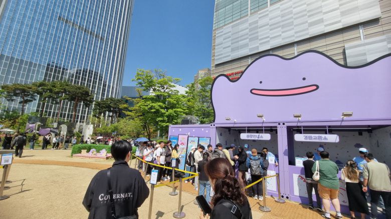 28일 오전 서울 송파구에 있는 롯데월드몰 월드파크 잔디광장에서 메타몽 QR 스템프 미션 완료 후 사은품을 받으려는 고객들이 줄지어 서있다.