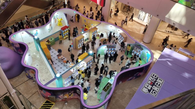 28일 서울 송파구에 있는 롯데월드몰 1층 아트리움 광장에 마련된 ‘메타몽의 타임캡슐’ 팝업 매장에 사람들이 입장하기 위해 기다리고 있다.