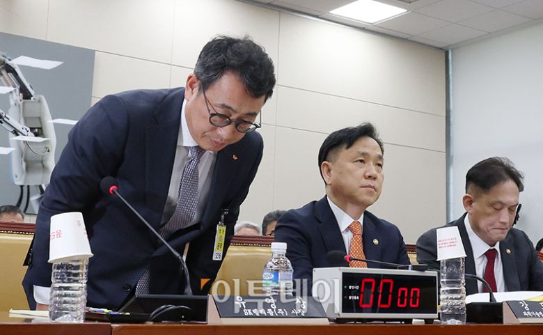 유영상 SK텔레콤 대표이사가 30일 서울 여의도 국회 과학기술정보방송통신위원회에서 열린 청문회에서 인사하고 있다. 고이란 기자 photoeran@