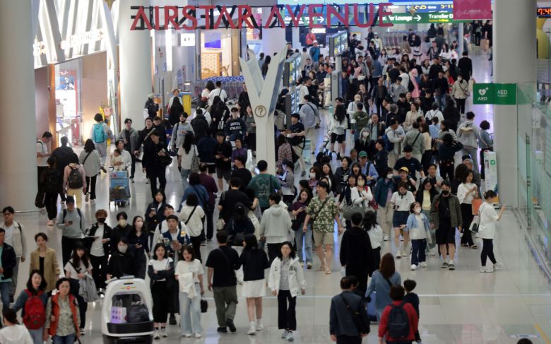 5월 황금연휴를 앞둔 1일 인천국제공항 제1여객터미널 출국장 내 면세점 구역이 승객들로 북적이고 있다.