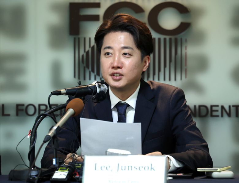 이준석 개혁신당 대선 후보가 28일 오후 서울 중구 한국프레스센터 서울외신기자클럽 라운지에서 외신기자 간담회를 하고 있다. 2025.04.28.