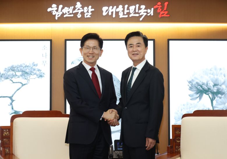 김문수 국민의힘 대선 경선 후보가 1일 충청남도청을 찾아 김태흠 지사와 환담을 하기 전 악수하고 있다.