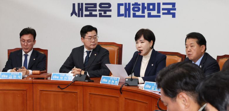 더불어민주당 전현희 의원이 21일 서울 여의도 국회에서 열린 최고위원회의에서 발언하고 있다. 왼쪽 두번째는 박찬대 당대표 직무대행 겸 원내대표.