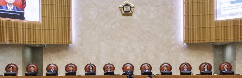 조희대 대법원장(가운데)을 비롯한 대법관들이 20일 서울 서초구 대법원에서 열린 성폭력 범죄의 처벌에 관한 특례법 위법(강간 등 치상) 등에 대한 전원 합의체 선고를 시작하고 있다.