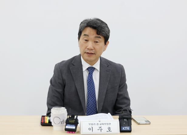 2일 자정부터 이주호 사회부총리 겸 교육부 장관이 대통령 권한대행을 맡아 국정을 이끌게 된다.