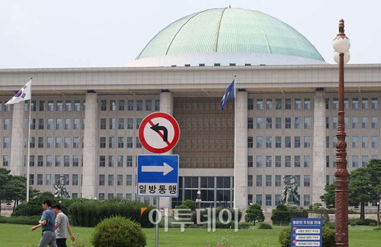8월 임시국회를 하루 앞둔 4일 서울 여의도 국회의사당 정문 앞 일방통행 표지판 너머로 국회 본청이 자리하고 있다. 야당의 법안 강행처리와 무제한 토론 반복 등으로 극한 대치 중인 7월 국회상황이 8월에도 이어질 예정이다. 민주당은 8월 임시국회 첫날 노란봉투법을 통과시킬 계획이며 국민의힘은 거부권 카드로 맞설 방침이다. 고이란 기자 photoeran@