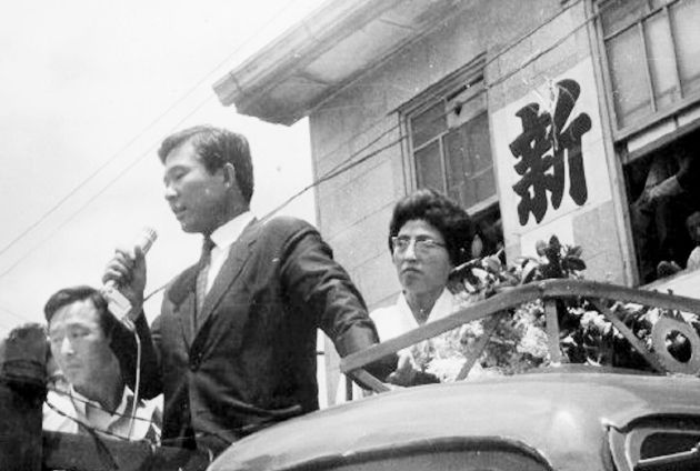 김대중 평화센터가 지난 10일 숙환으로 별세한 이희호 여사의 생애 사진을 12일 공개했다. 1963년 이희호 여사는 아들 홍걸을 낳은 지 2주일 밖에 안지났지만 목포시내를 돌며 남편의 당선사례 감사인사를 함께했다. 왼쪽은 권노갑 보좌관. 이희호 여사의 발인은 오는 14일 오전 6시이며 같은 날 오전 7시 서울 창천교회에서 장례예배가 열린다. 장지는 서울 동작구 국립현충원이다. 2019.06.12. (사진=김대중평화센터 제공)