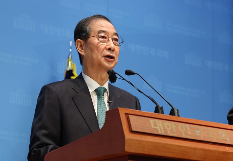 한덕수 전 국무총리가 2일 서울 여의도 국회에서 기자회견을 갖고 대선출마를 선언하고 있다. 신태현 기자 holjjak@